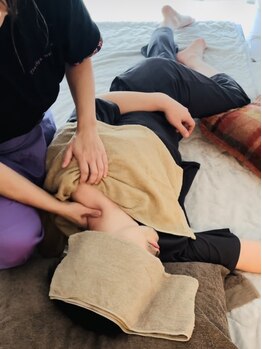 ~整えるタイ古式~ThaiSpa meguriai【3月12日NEW OPEN(予定)】の写真/なかなか取れない疲れに。タイ古式で首肩のガチガチを丁寧にケア!全身を伸ばしてスッキリしませんか?