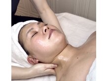 シミの排出には、デコルテ・肩首・背中の巡りも大切なポイント！