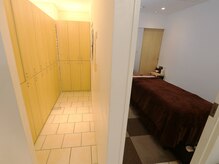 エムスラッシュ 新百合ヶ丘店(M.SLASH)/ロッカールーム右がスパルーム♪