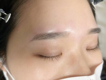 エマ(Emma)の写真/お顔の印象を左右する眉をデザイン！印象がグッと上がる目元へ☆まつ毛とのセットメニューでさらに魅力UP♪
