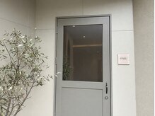 ハク ハナレ(HAKU)の雰囲気（入口は右側の（ HAKU看板  ）入り口からお入りください ）