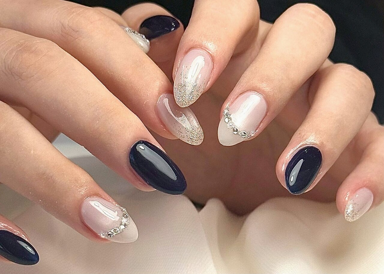 2026年冬トレンド】ラインストーンのネイルデザイン集｜人気順