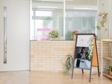 小顔美肌ファクトリー FM富山院の雰囲気（明るい入口）