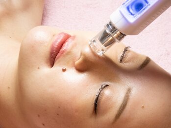 フェデネージュ(fee des neige)の写真/超高濃度ヒト幹細胞を高圧ジェットで深層導入!毛穴洗浄+肌深層まで美容成分を届け,肌悩みに即アプローチ◎