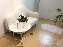 ラクエン 横浜店(RaKuEn)の雰囲気（白を基調とした内装です　[ヘッドスパ/眼精疲労/肩こり/横浜]）
