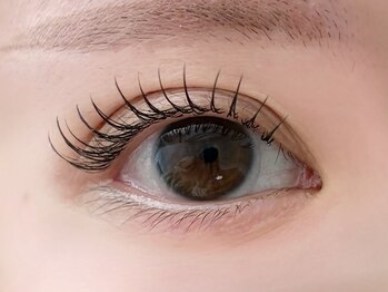 ロヴィ(Lovi..)の写真/【歴10年/豊富な知識と商材】その悩み、お任せください。豊富なパーマと最新LEDで、理想の目元を叶える。