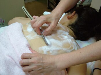 エステバーバー石橋/背中のスチームシェーブ