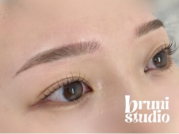 bruni studio 表参道 ブルーニスタジオ【まつ毛パーマ/眉毛/アイブロウ/まつげ】の写真/顔の印象を左右する眉を、骨格・毛流れまで細かく分析し、自然に馴染む似合わせデザインを実現いたします◎