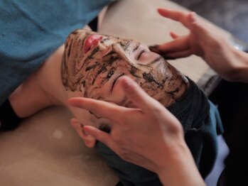 サロンズ ホット スパ ラニ(SALON'S HOT SPA Lani)の写真/【お客様人気NO.1！】肌質改善！ハーブピーリングで毛穴ケア★コルギで小顔ケアも◎
