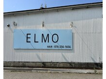 青い看板が目印！美容室ELMOさんの中にございます。