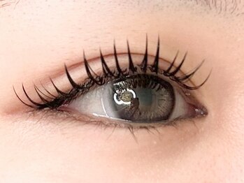 リアイズ(Re Eyes)の写真/一本の自まつげにしっかり接着するので目元の美しさをしっかりキープ！モチの良さ・仕上がりの美しさ◎