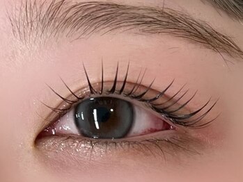 アイウィッシュ(Eye Wish)の写真/根元から立ち上げ派?くるんとカール派?パリジェンヌorまつげパーマで目元の印象も自由自在！時短メイクにも