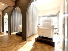 リファイン(Refine)/各席ごとに仕切られております。