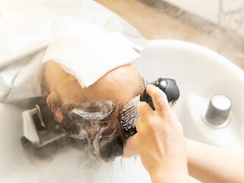 ビーセレブの写真/美容師資格を持つプロの施術◎本格温浴ヘッドスパ☆頭皮とヘア両方にアプローチが可能♪　