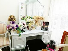 フルフル(furu furu)の雰囲気（アンティークドレッサーでメイク直し）