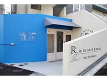 レイア 豊中店(Leia RISE HAIR BRAND)の雰囲気（白と青が目を引くおしゃれな外観　豊中の隠れ家サロン）