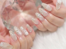 ドレスにも映える華やかネイル