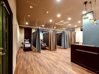 アイビューティー ルクール 巻店(EYE BEAUTY Le Coeur)の写真/LeCoeurアイラッシュ専門店3店舗目！レトロ調の落ち着いた雰囲気の店内でゆったり施術を受けられます♪