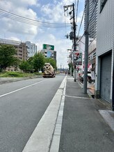 ネイルアバンス 大阪梅田店(Nail AVANCE.)/公園とセブンイレブンの間の道