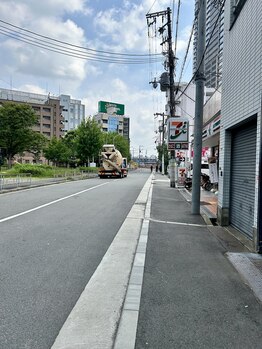 ネイルアバンス 大阪梅田店(Nail AVANCE.)/公園とセブンイレブンの間の道