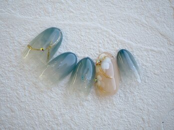 ニュアンスブルーの手描きお花