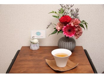 リンパサロンつむぐ/施術前・後のとうもろこし茶