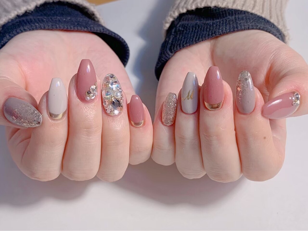 2025年-2026年冬トレンド】埋め尽くし ハンドのネイルデザイン集｜人気