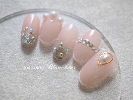 ピンクのブライダルパールネイル