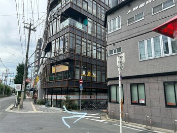 プラチナムアロマ 近鉄八尾駅前店(PLATINUM AROMA)/オレンジのお店を右に曲がります