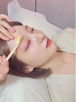 フィオブロウ 大阪梅田芝田店(fiio brow)の写真/[最新技術★眉毛とまつげの専門店]垢抜けトレンド眉＋ツルスベ肌に導く艶肌ワックス脱毛も大好評◎