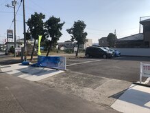 左手前の２台分が駐車スペースになります（１０番、１１番）