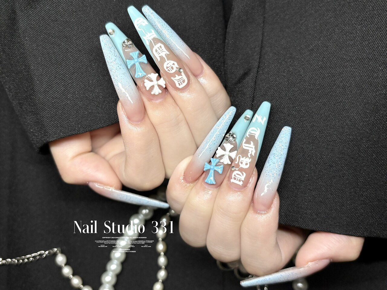 水色グラデーションネイルチップ クロム文字 黒ギャル猫 y2k 水色グラデーションネイルチップ クロム文字 黒ギャル猫 y2k 猫