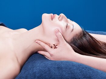 シンク 表参道(CINQ)の写真/【首肩こりにも効果あり】首肩背を改善し、すっきり小顔へ！360度どの角度も美顔になりたい美の追求者に◎