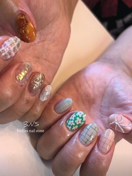 バーディーズネイルストア(BIRDIES NAIL STORE)の写真/細かいデザインも高技術で見惚れる仕上がりに♪再現性高く至近距離でも美しい◎持ち込みやり放題￥8,600～