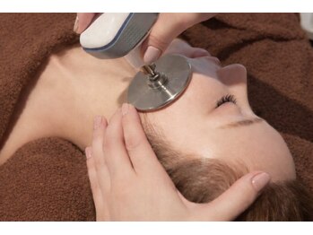 アヌヘア(Anuhea)の写真/切らない糸リフト発想×血流ケア|首からしっかり引き上げるインディバ小顔