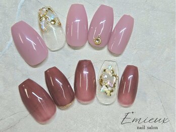 エミュー(Emieux)の写真/駅から徒歩１分！どんなシーンにも馴染む上品なカラーを多数取り揃えています♪お気軽にご相談下さい★