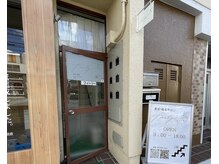 お店への入り口です。階段を登って2階へお願いいたします。