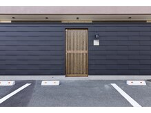 ラジェ 浜松小豆餅店(LAGE)/【初回体験】1.木の扉が目印です