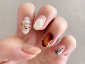 ネイルズ ココ(nails COCO)の写真/白を基調とした落ち着いた空間でリラックスしながら★自爪に優しい施術で、大人の魅力的な指先を演出♪