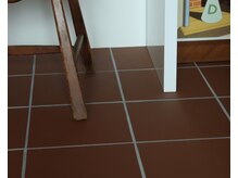 ブリュ(bleu)の雰囲気(内装でこだわった床は美濃タイル。靴のままお入りください)