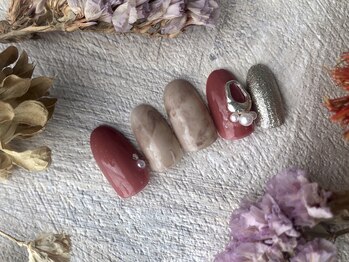 エニフ(enif)/大理石ビジューネイル