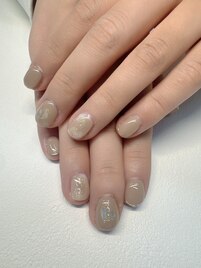 大人の抜け感ベージュネイル