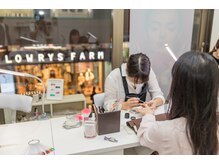 ファンネイル 三宮センター街店(Fun nail)の雰囲気（お店からセンター街が一望出来ます♪）