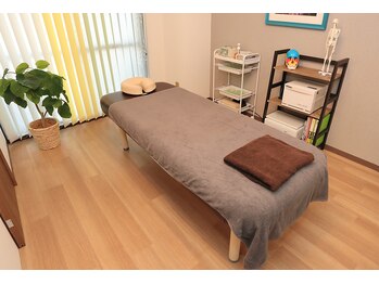 【肩こり・腰痛改善】深層筋整体　深もみサロン柚花/施術ベッド