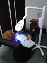 カワウチ健康倶楽部/セルフホワイトニング施術中