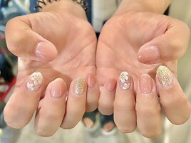 きらきら白フラワーネイル