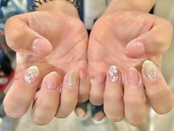 ネイルサロンアンドスクール ミュー(Nail Salon & school mieux)/きらきら白フラワーネイル