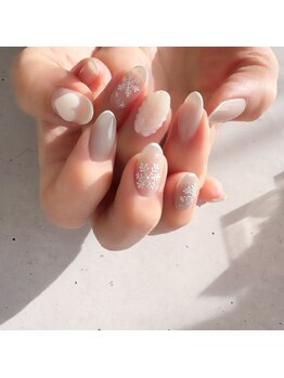 ネイルズ ココ(nails COCO)の写真/白を基調とした落ち着いた空間でリラックスしながら★自爪に優しい施術で、大人の魅力的な指先を演出♪