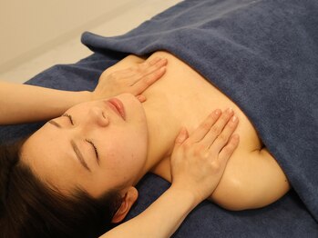 ウェルネスラウンジナギ(Wellness Lounge NAGI)の写真/体験者大絶賛のオールハンドオイルマッサージ。ハーバルスパで身体を温めてから優雅な休日を