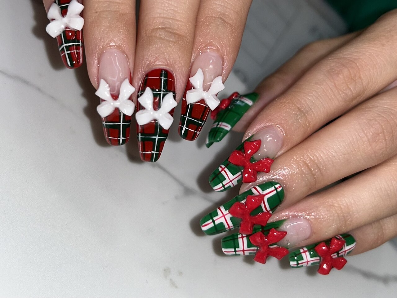 2025年-2026年冬トレンド】グリーン リボンのネイルデザイン集｜人気順